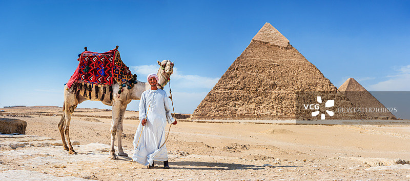 贝都因人和金字塔图片素材