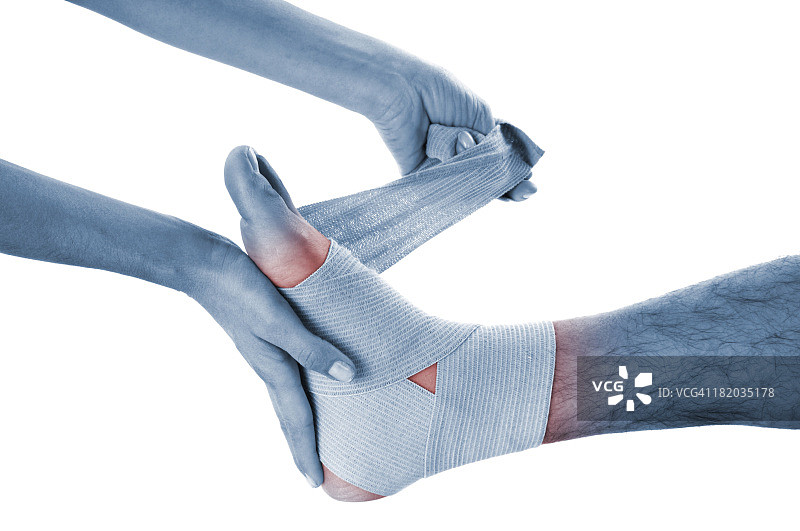 男子足部运动损伤图片素材