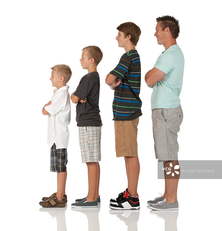 男人和他的孩子们按升序排列站立图片素材