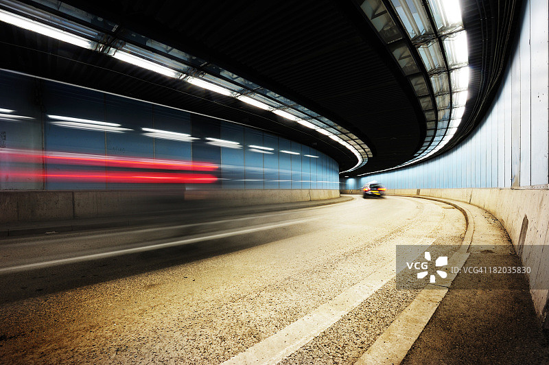 夜间汽车行驶在隧道中，透视效果图片素材
