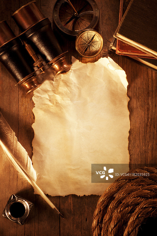 木桌上的复古纸张图片素材