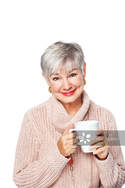 笑容满面的老年妇女手持咖啡杯图片素材