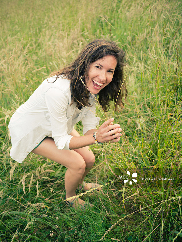 田野里欢笑的女人图片素材