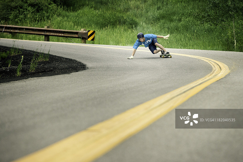 滑板运动员高速急转弯图片素材