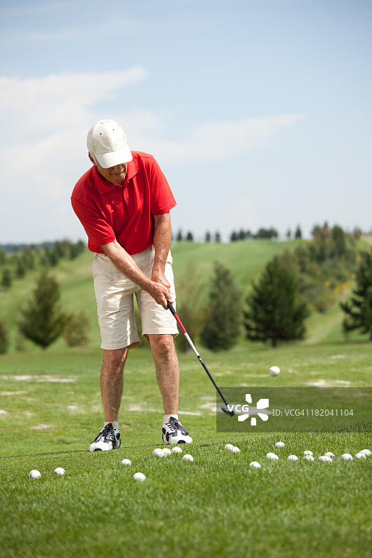 训练中的高尔夫球手图片素材