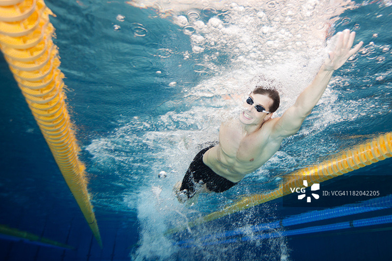 游泳者进行自由泳图片素材