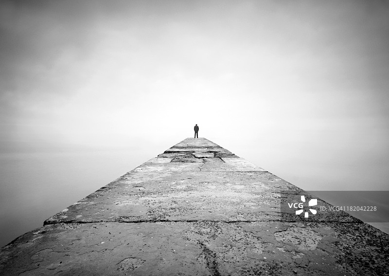 码头边缘的男人图片素材