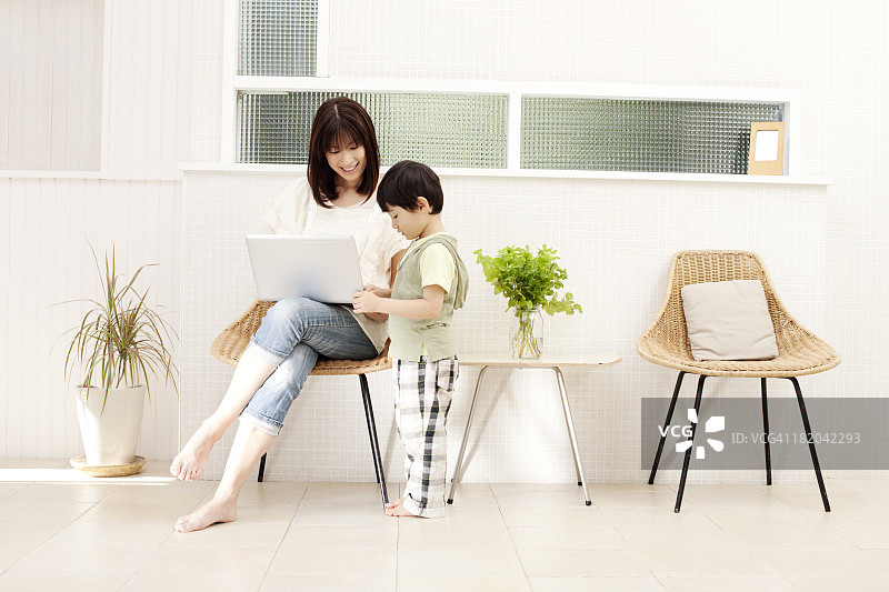 母子使用笔记本电脑图片素材