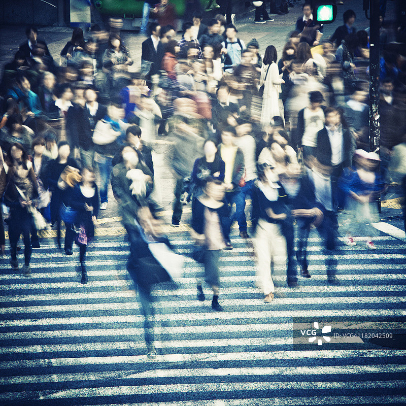 高峰时段行走的人群抽象背景图片素材