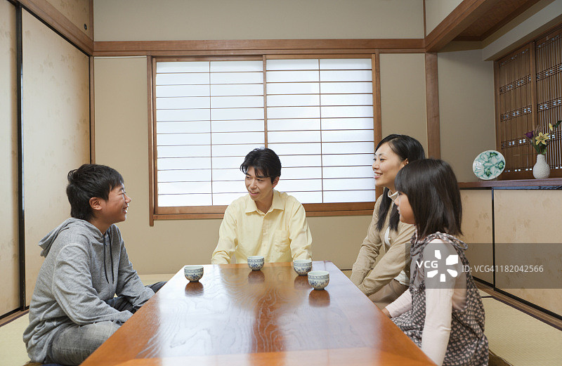在传统住宅中的日本家庭，有父母和孩子图片素材