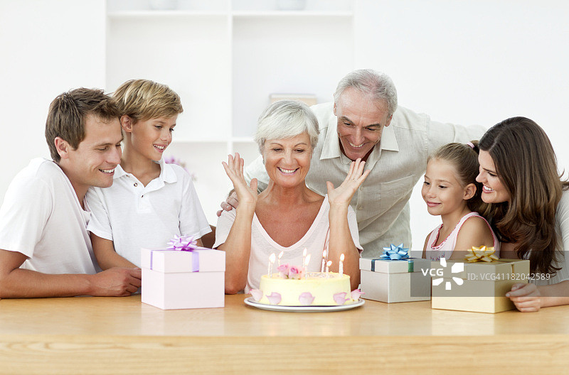 微笑的家庭庆祝生日图片素材