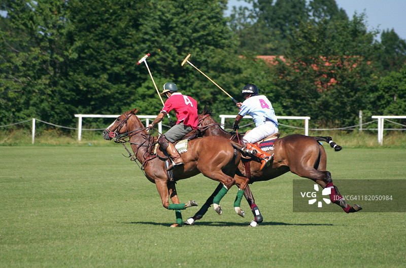 两名马球运动员图片素材