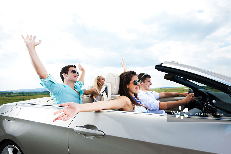 年轻情侣驾驶敞篷车兜风图片素材