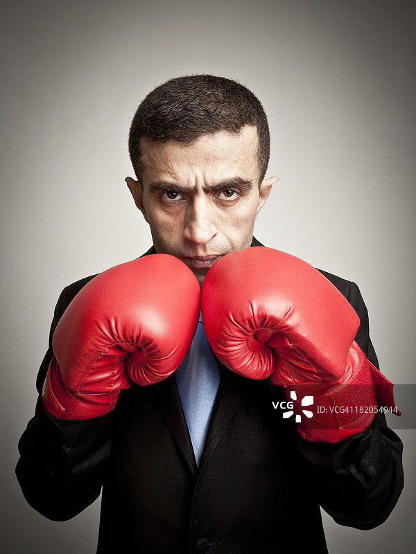 戴着拳击手套的年轻商人图片素材