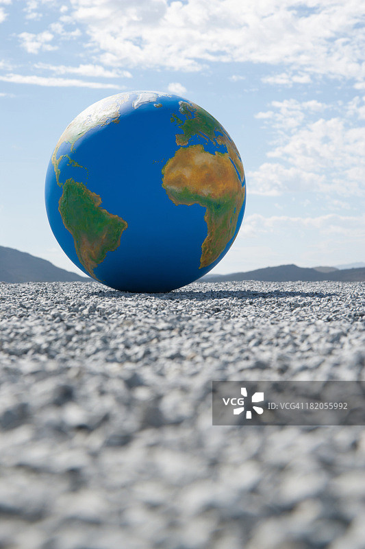 户外砾石上的地球仪图片素材
