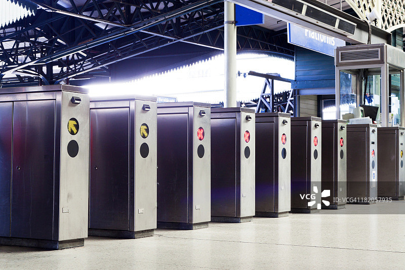 火车站里的一排售票机图片素材