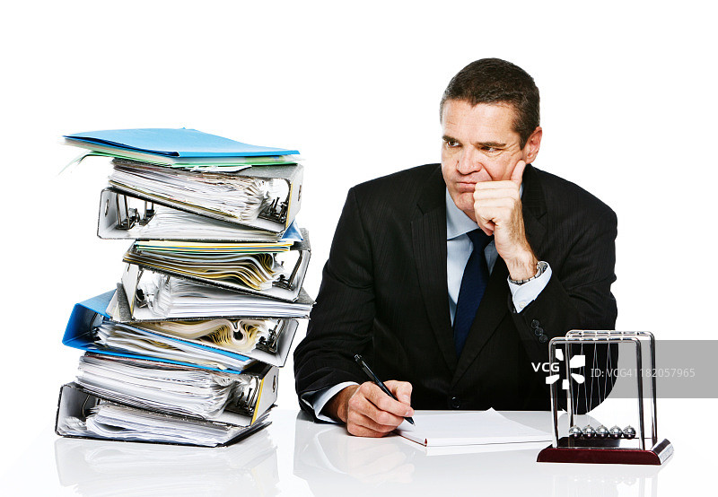 商人不悦地看着堆积如山的工作图片素材