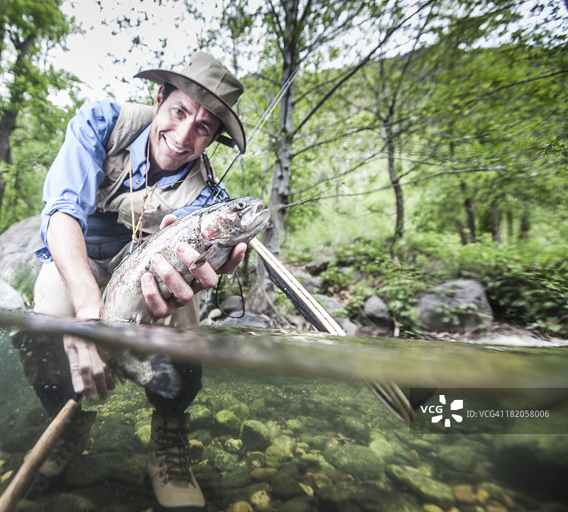 男人钓虹鳟鱼图片素材
