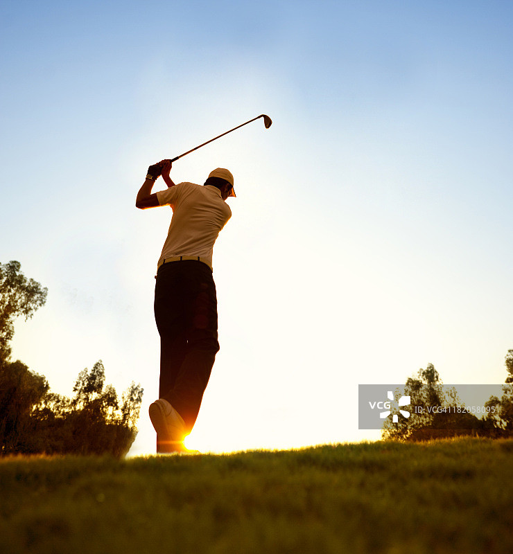在高尔夫球场挥杆图片素材