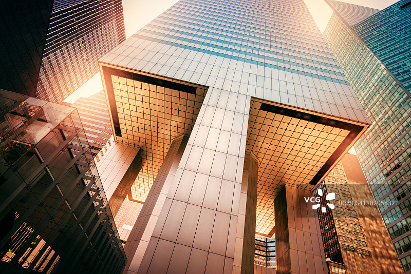 阳光下的办公摩天大楼图片素材