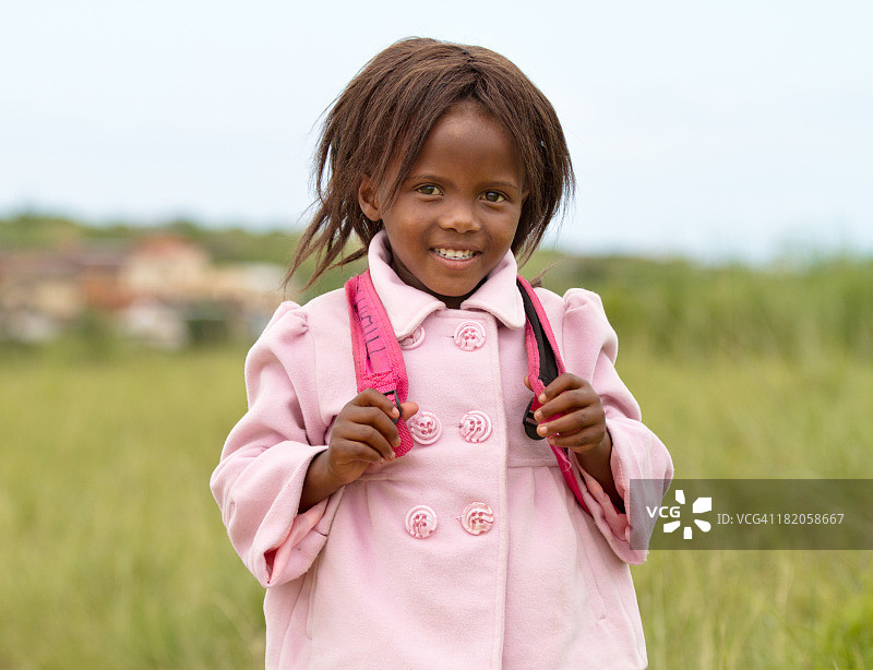 快乐的年轻南非女孩在上学路上图片素材