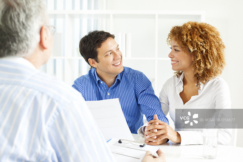 情侣与财务顾问会面图片素材