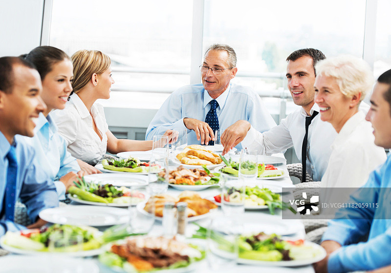 商务人士共进午餐图片素材