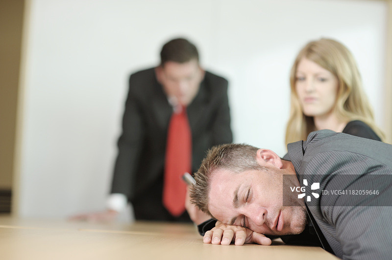 在会议中睡觉的商人图片素材