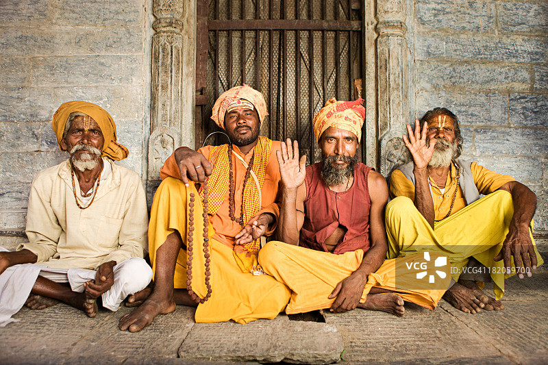 苦行僧 - 坐在寺庙里的印度圣人图片素材
