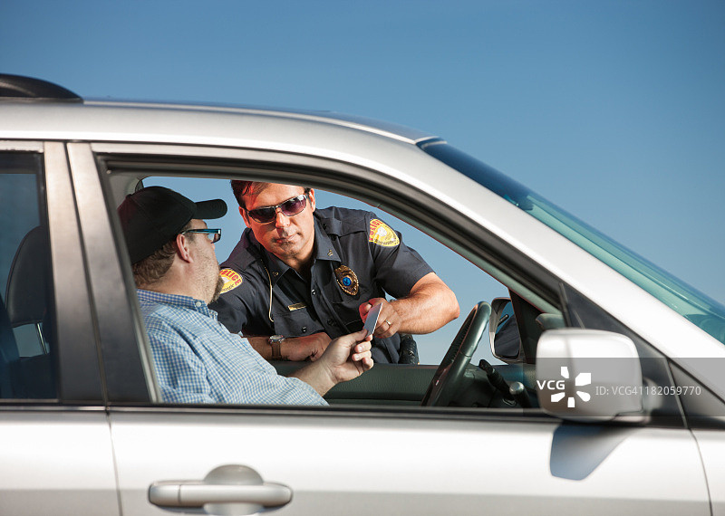 驾车者向警察出示驾驶证图片素材