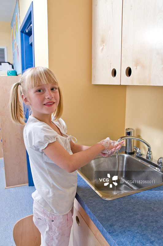 学生洗手图片素材