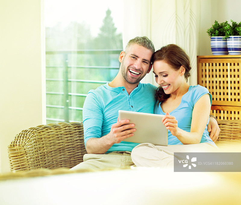 幸福的夫妇使用数位平板图片素材