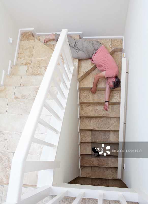 年长的男人从楼梯上摔下来图片素材