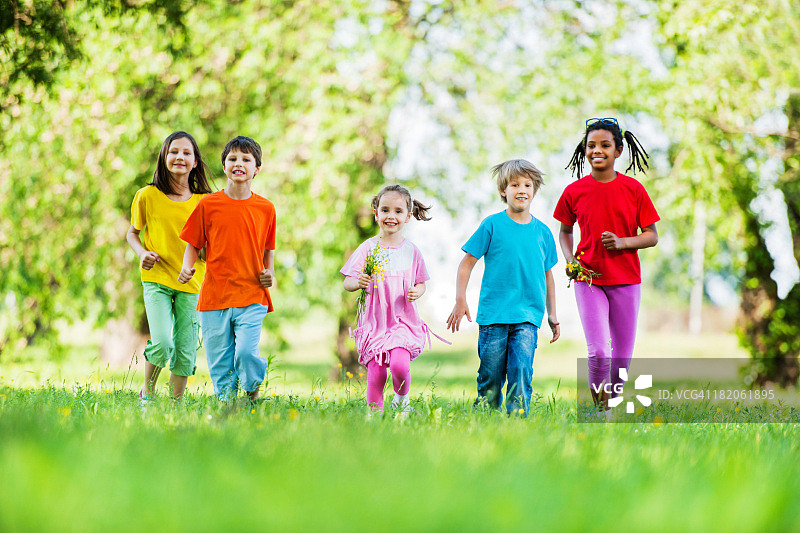 一群孩子在自然中奔跑图片素材