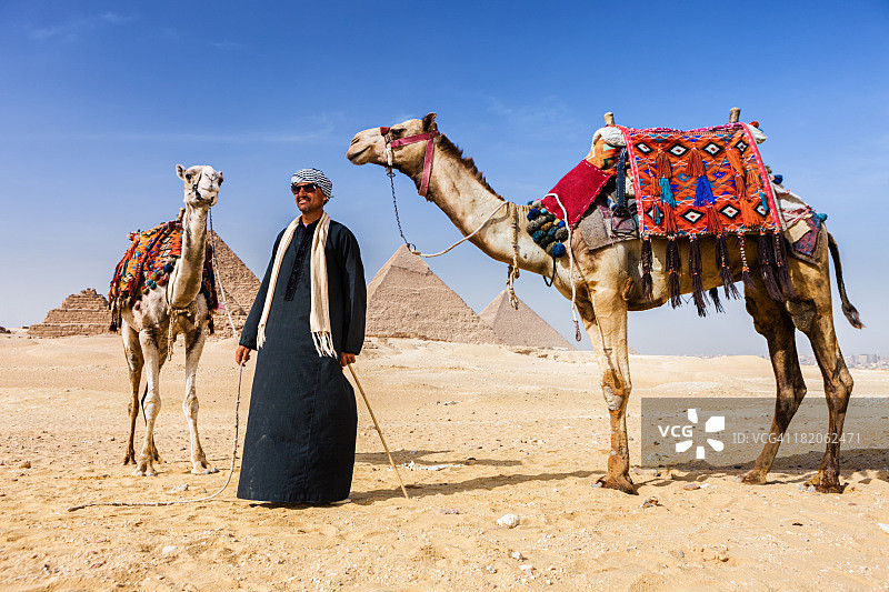 贝都因人和金字塔图片素材