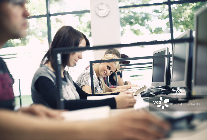 学生们在图书馆查找学习资料图片素材