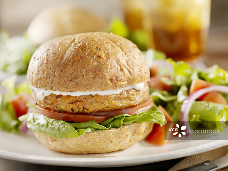 素食菠菜大豆汉堡图片素材