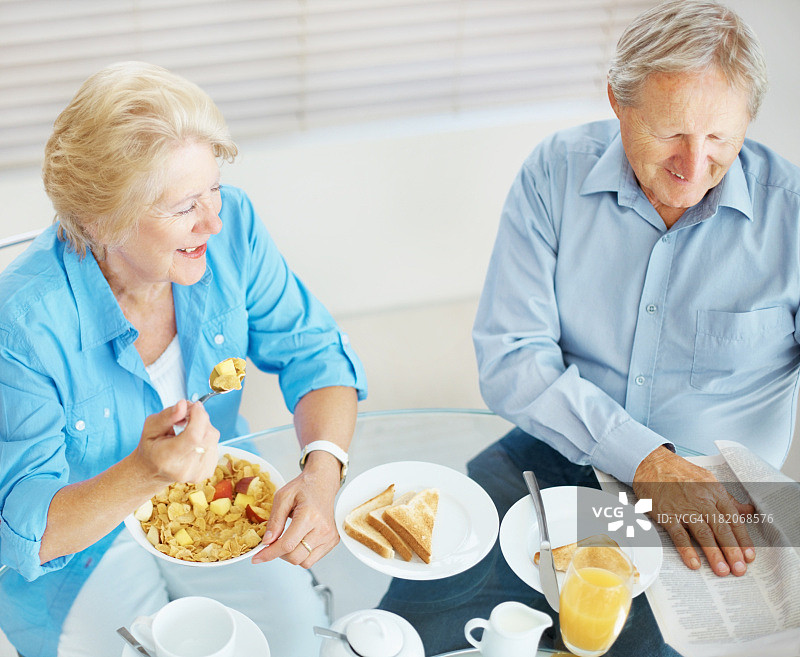 快乐的老年夫妇共进早餐图片素材