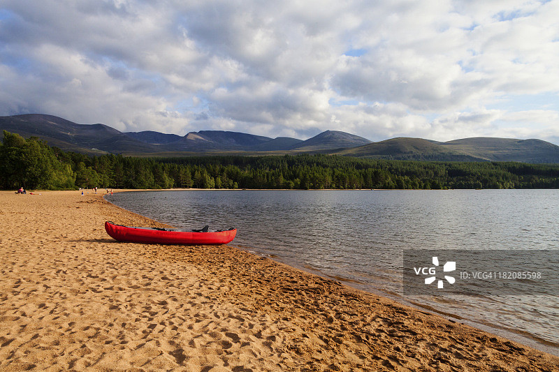 莫里奇湖岸边上的充气独木舟图片素材