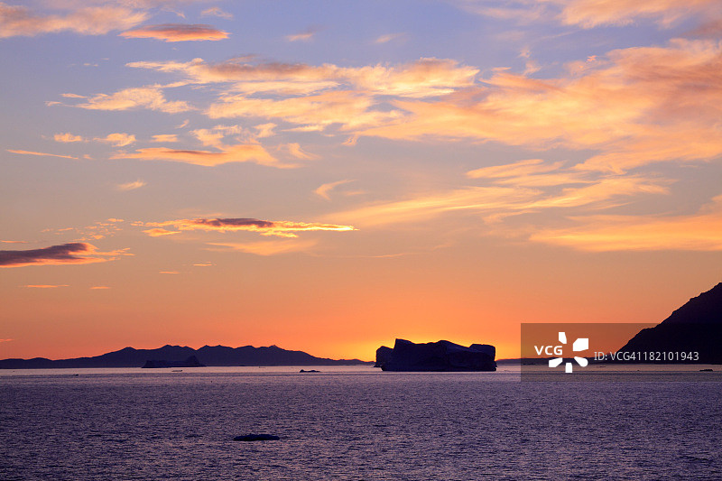 戴维斯海峡漂浮冰山夜景图片素材