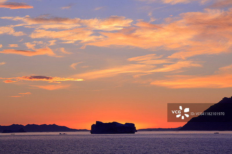 戴维斯海峡漂浮冰山夜景图片素材
