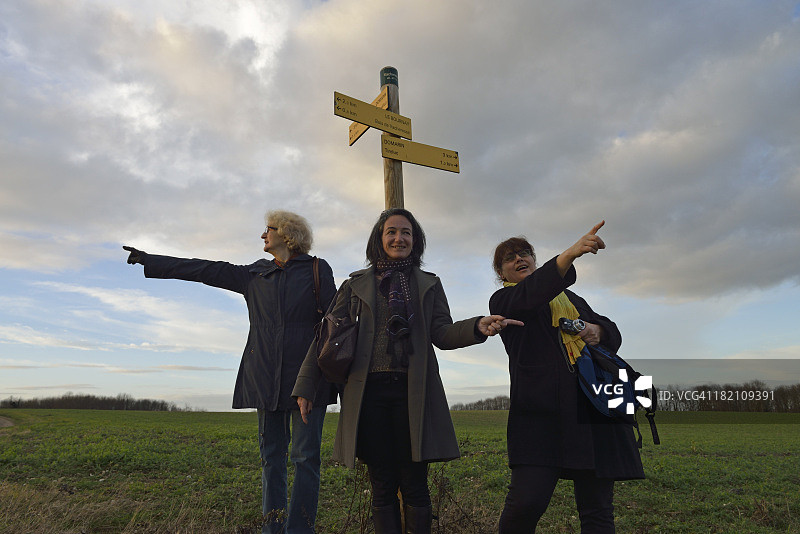 三个女人指向不同的方向图片素材