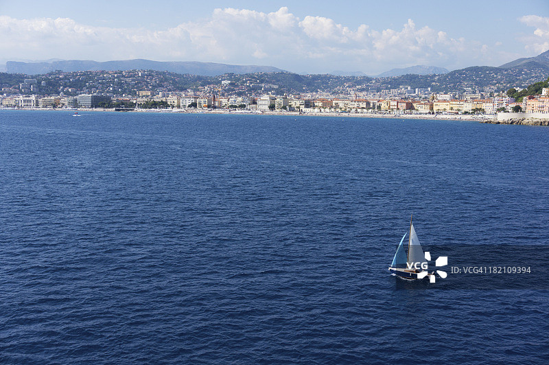 尼斯天使湾海岸线的帆船图片素材