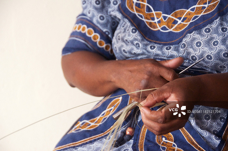 祖鲁女人准备编织纤维图片素材