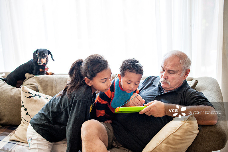 爷爷与孙子孙女互动图片素材