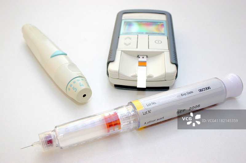 糖尿病治疗用品：注射器、胰岛素和血糖仪图片素材