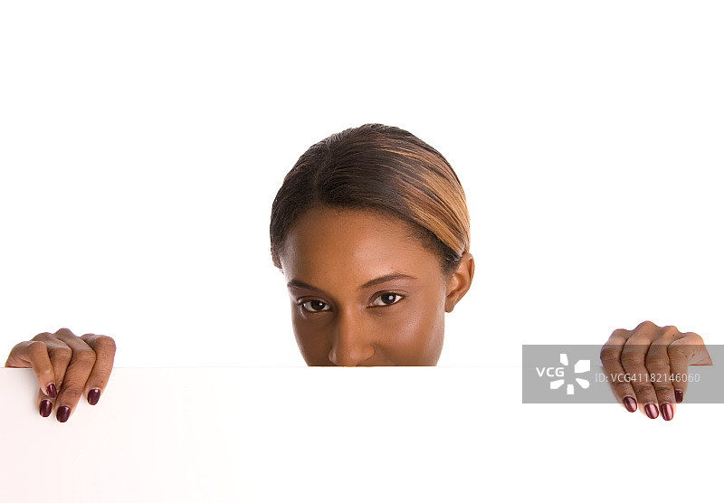 女人躲在某物后面图片素材