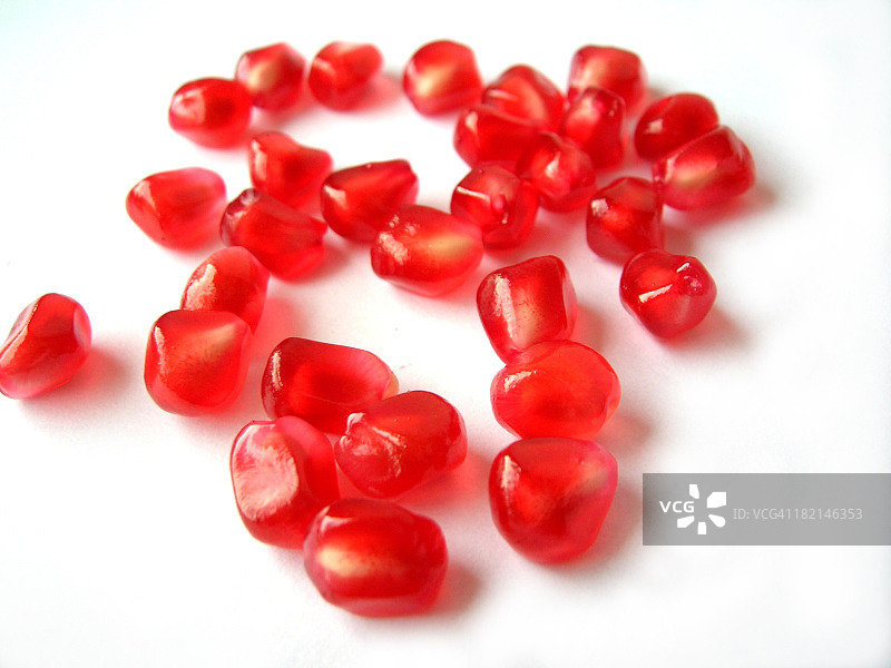 白色背景上的石榴籽图片素材