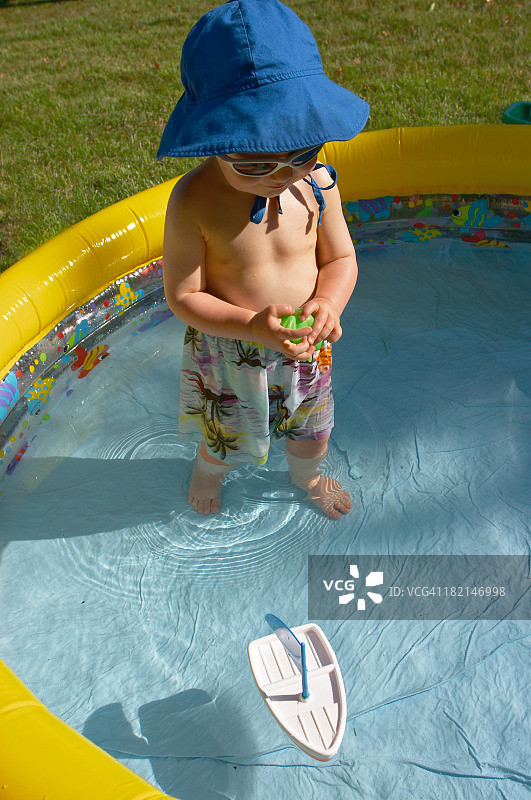 在游泳池里的小男孩-1784图片素材