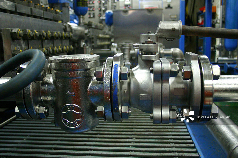 石油钻井平台阀门和管道图片素材